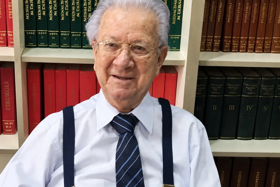 Anis Rassi em escritório cercado por livros de medicina (Foto: Reprodução)