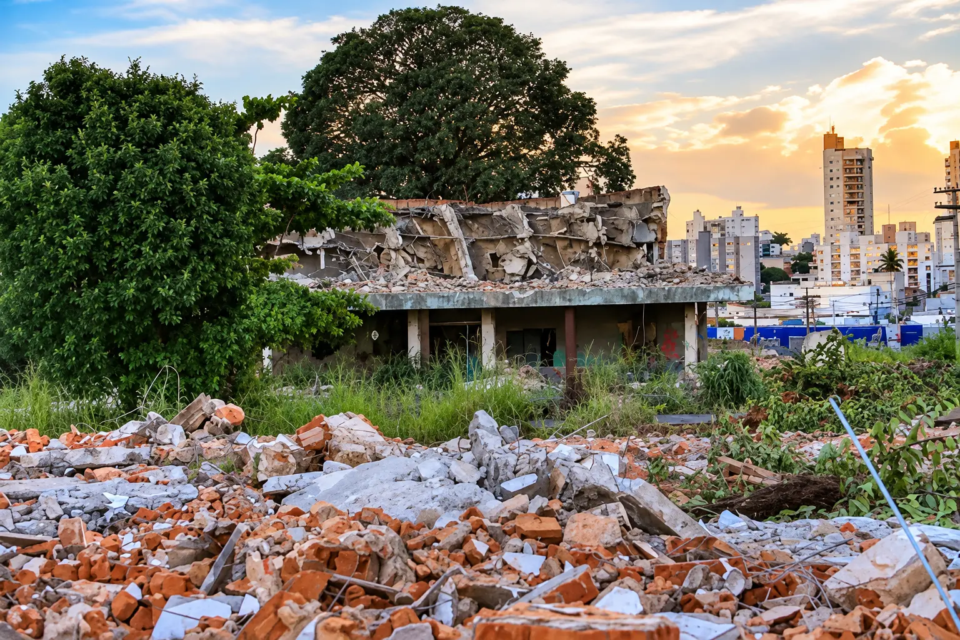 CRuínas da antiga sede da Celg após o início da demolição, na Avenida Anhanguera, em Goiânia (Foto: Reprodução/Instagram Goiás Tem História)