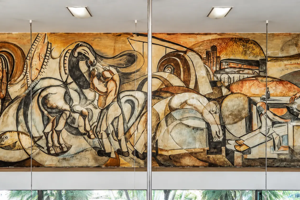 Painel “Energia elétrica: a origem, a invenção e o usufruto”, de Frei Nazareno Confaloni, instalado na antiga sede da Celg, em Goiânia (Foto: Governo de Goiás)