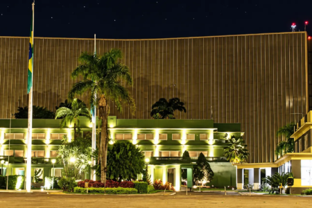 Palácio das Esmeraldas iluminado à noite, na Praça Cívica, em Goiânia (Foto: Governo de Goiás)