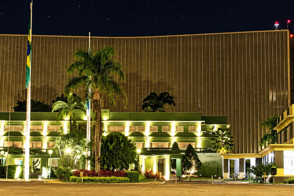 Palácio das Esmeraldas iluminado à noite, na Praça Cívica, em Goiânia (Foto: Governo de Goiás)