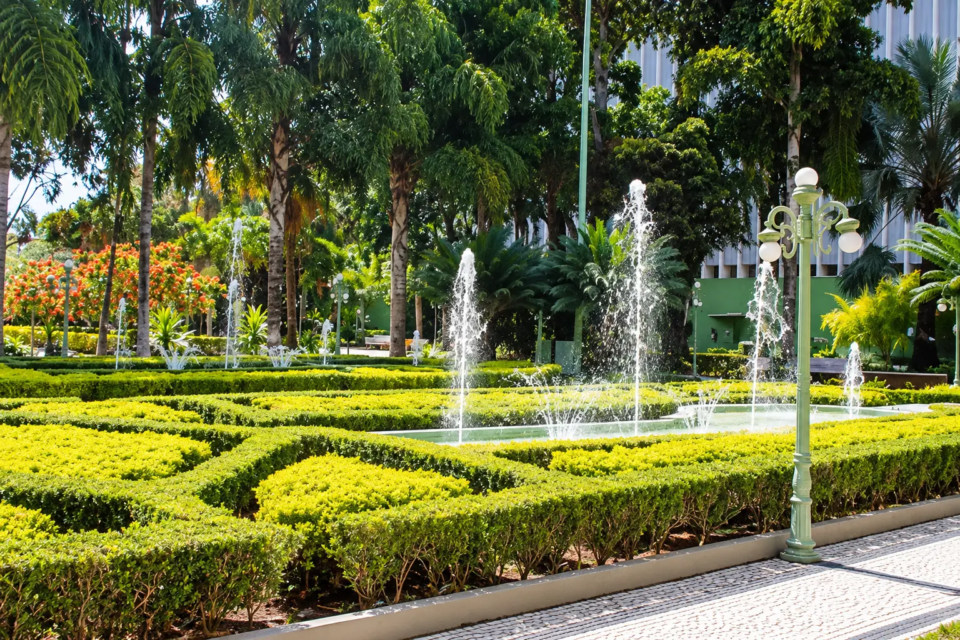 Jardim do Palácio das Esmeraldas reúne fontes ornamentais, canteiros geométricos e vegetação organizada em composição inspirada nos jardins formais franceses (Foto: Governo de Goiás)