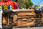 Foto mostra carro da família tombado após o acidente em Goiânia (Foto: leitor do Mais Goiás)