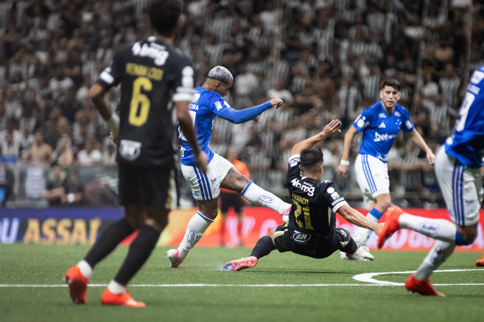Atlético-MG vence o Cruzeiro de virada