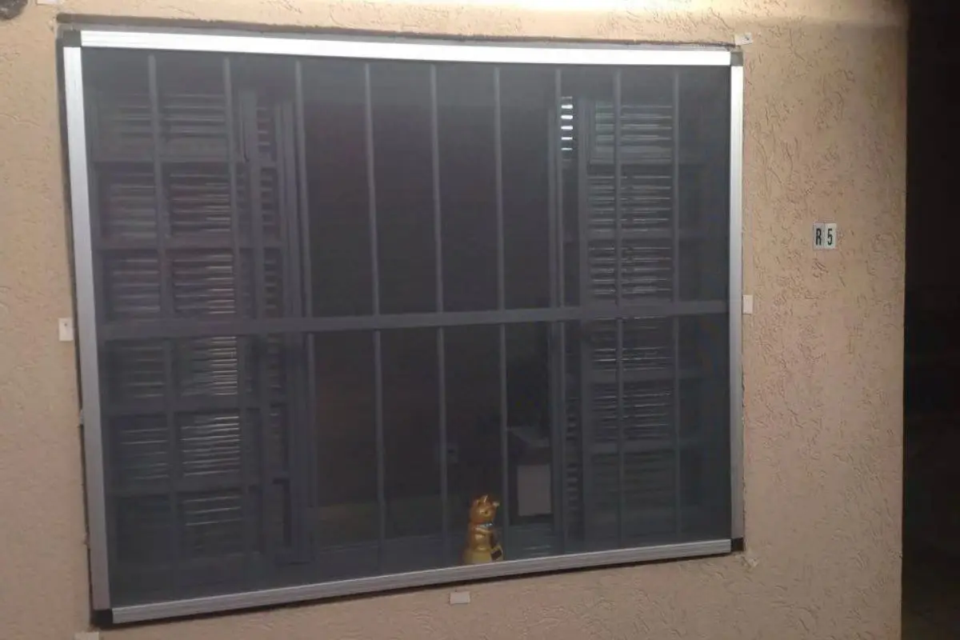 Tela mosquiteiro nas janelas ajuda a manter insetos fora de casa (Foto: Reprodução)