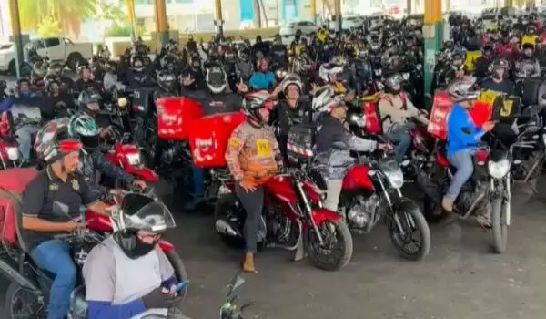Entregadores de aplicativos durante mobilização realizada em Goiânia para reivindicar melhores condições de trabalho