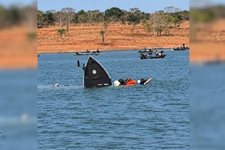 Barco naufraga com uma criança e três adultos em lago de Jataí (Foto: Corpo de Bombeiros)