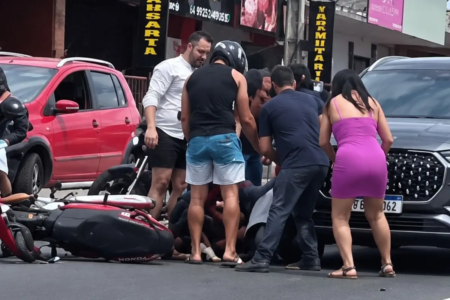 Mulher em moto fica com o braço preso embaixo de carro após acidente em Aparecida de Goiânia (Foto: Reprodução)