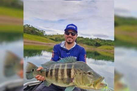 O empresário Raphael Paula da Silva, fundador dos Pescadores Esportivos de Itumbiara (PESI), afirma que reconheceu o exemplar ao observar os desenhos escuros na lateral da cabeça e do corpo (Foto: arquivo pessoal)