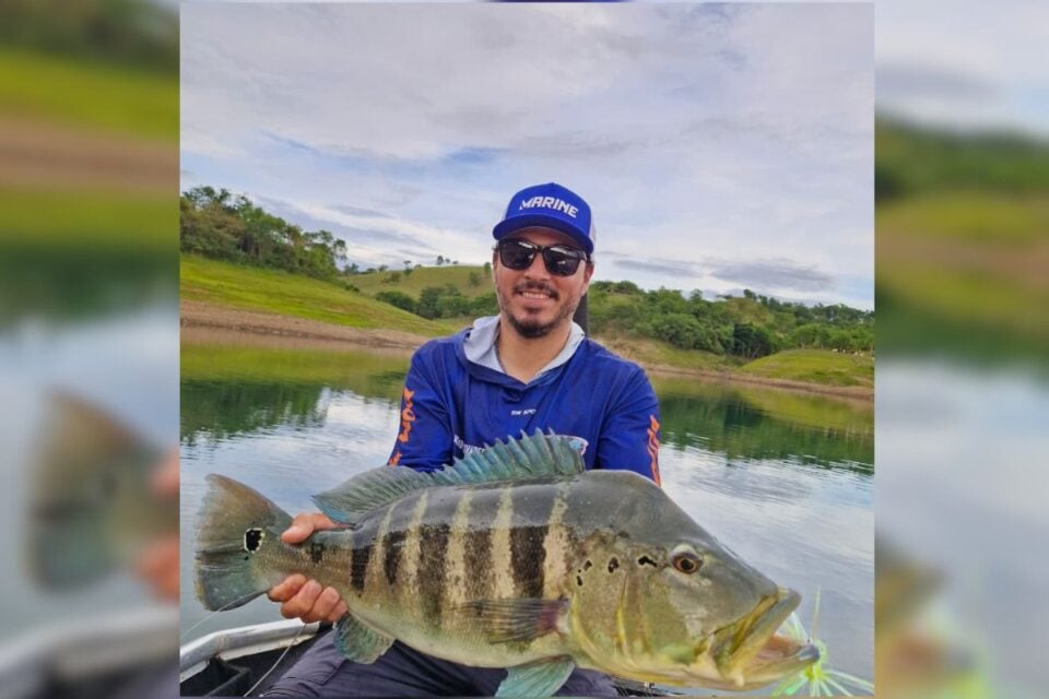 O empresário Raphael Paula da Silva, fundador dos Pescadores Esportivos de Itumbiara (PESI), afirma que reconheceu o exemplar ao observar os desenhos escuros na lateral da cabeça e do corpo (Foto: arquivo pessoal)