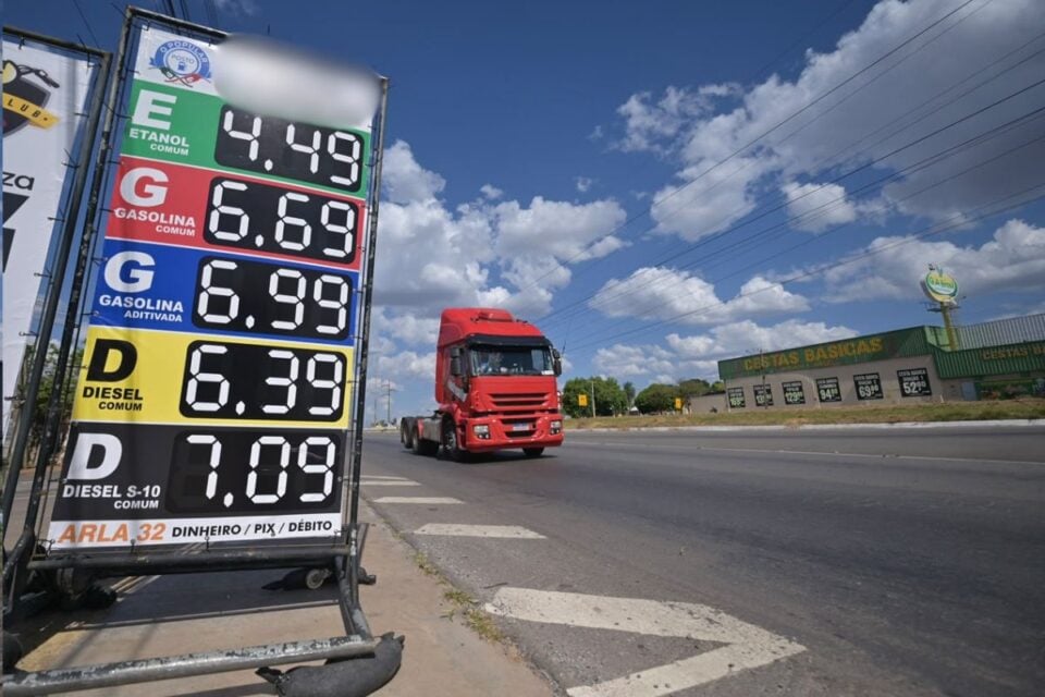 Distribuidoras de combustíveis em Goiás estão limitando a quantidade de diesel entregue aos postos, segundo o Sindiposto (Foto: Jucimar de Sousa)