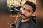 Lucas Costa posa ao lado da moto que usa para percorrer o trajeto entre Goiatuba e Morrinhos