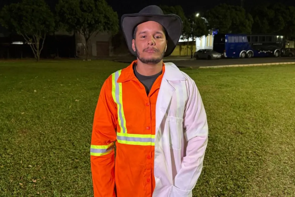 Luiz Junio aparece usando o uniforme de gari da Comurg e um jaleco de Enfermagem