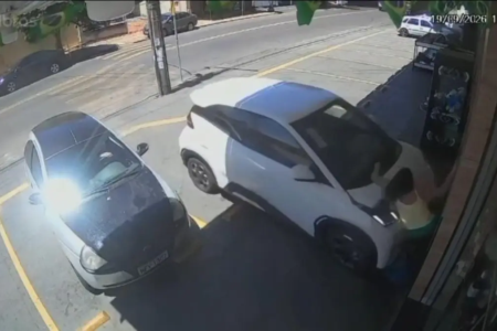 Jovem atropelando e prensando idosa contra a parade - (Foto: reprodução)
