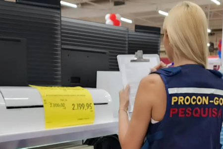 Servidora do Procon-GO analisando preços- (Foto: reprodução/Procon-GO)
