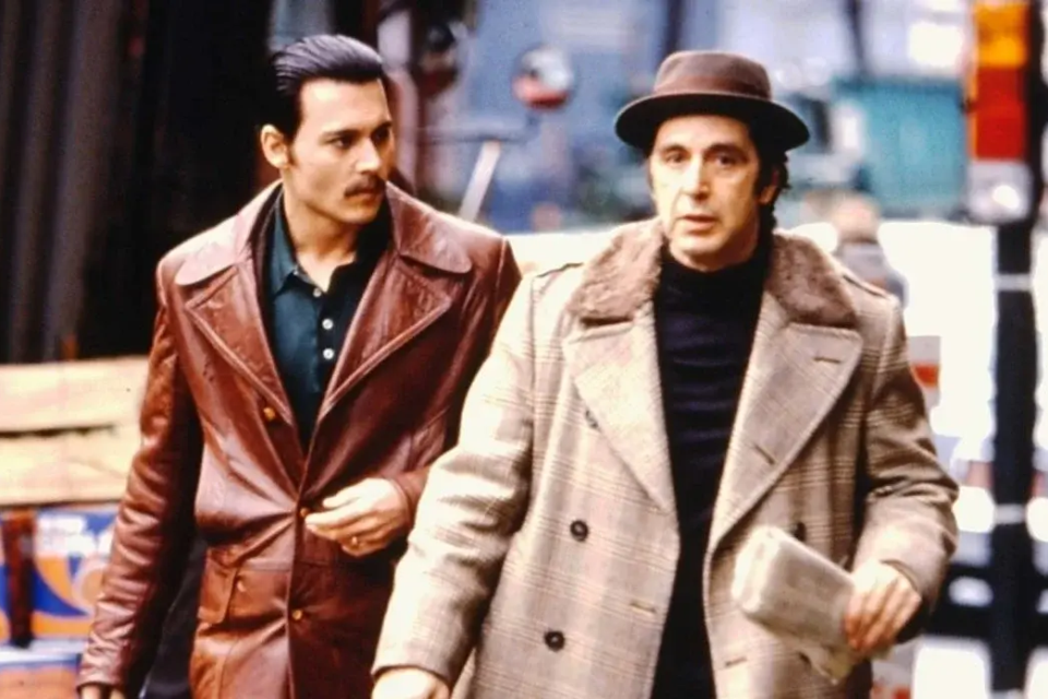Cena de *Donnie Brasco*, filme baseado na história do agente infiltrado Joseph D. Pistone e sua atuação dentro da máfia de Nova York (Foto: Reprodução/TriStar Pictures)
