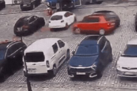 Carro atinge seis veículos após bater em postes durante manobra para estacionar; vídeo Polícia investiga colisões; cena repercutiu na web