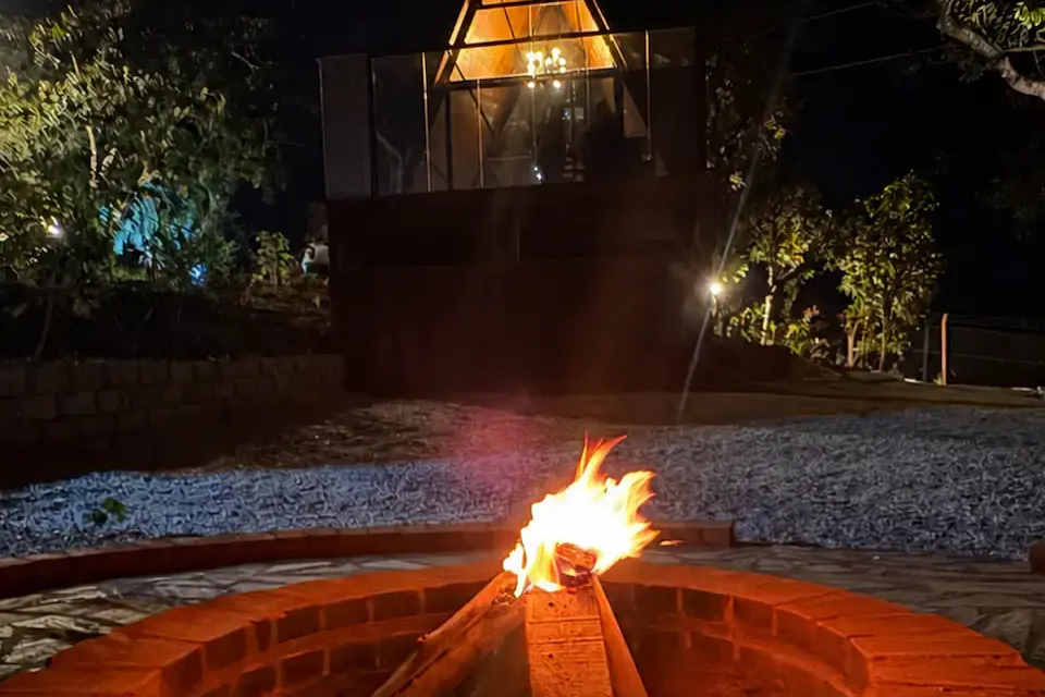 Chalé Ypê Roxo, em Pirenópolis, acomoda até duas pessoas e oferece jacuzzi aquecida, sacada privativa com churrasqueira, garagem exclusiva e trilha de quase 1 km em meio à natureza (Foto: Reprodução/Airbnb)