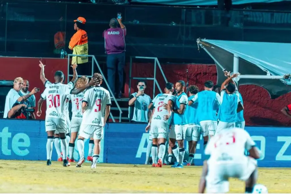Vasco vence o Vitória e avança para as semis