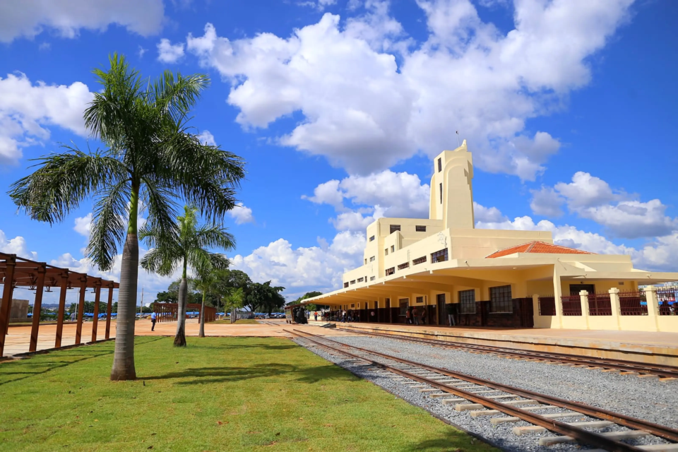 Antiga Estação Ferroviária de Goiânia, na Praça do Trabalhador, integra o eixo histórico da Avenida Goiás e é um dos principais marcos arquitetônicos do Centro da capital (Foto: Prefeitura de Goiânia)