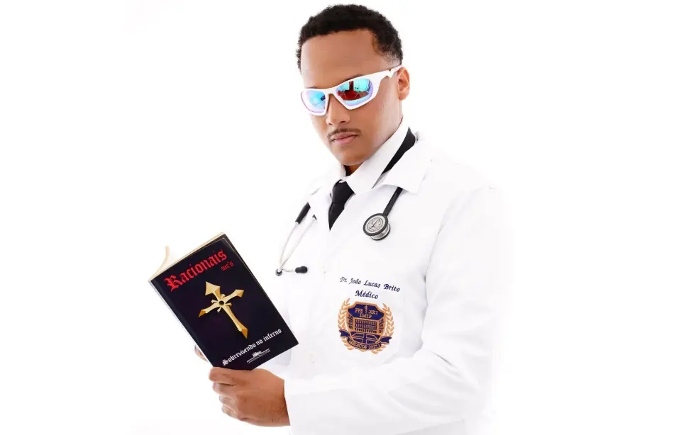 Estudante de medicina denuncia racismo após publicar foto com livro do Racionais MC's Aluno de 24 anos registrou boletim de ocorrência