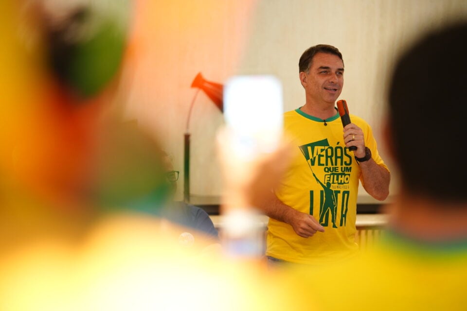 Flávio pede prisão de funcionário do Planalto por repostagens sobre Nossa Senhora