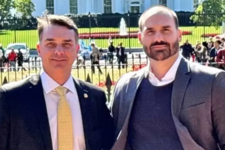Flávio Bolsonaro negociava recursos para 'Dark Horse' com Vorcaro, e Eduardo era gestor do dinheiro, diz PF