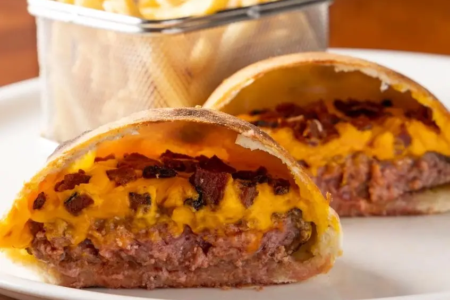 Hambúrguer feito com massa de pizza