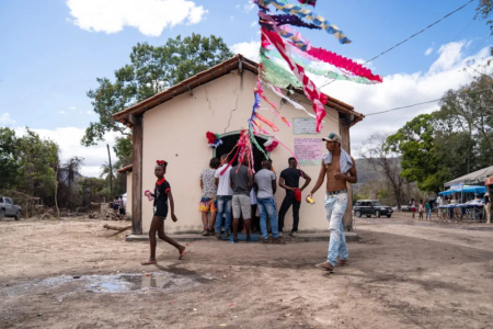 Moradores de comunidade quilombola em Goiás durante celebração que preserva tradições culturais e religiosas transmitidas entre gerações (Foto: Reprodução/Governo Federal)