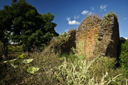 Ruínas da Igreja de Nossa Senhora do Rosário, no antigo arraial de Traíras, atual distrito de Tupiraçaba, em Niquelândia (GO), preservam vestígios do período do ciclo do ouro e da história do povoado (Foto: Reprodução/YouTube)
