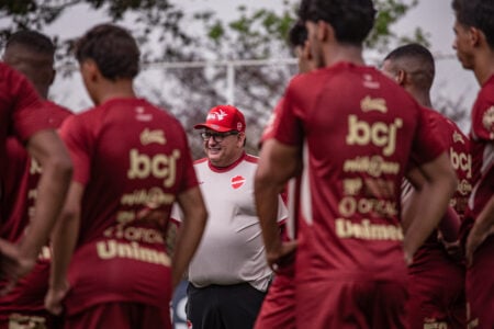 Guto Ferreira posiciona o Vila Nova para encarar o América-MG