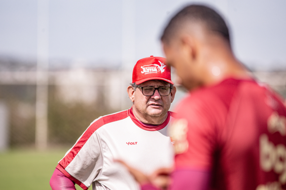 Guto Ferreira fala em "excesso de confiança" após goleada sofrida pelo Vila