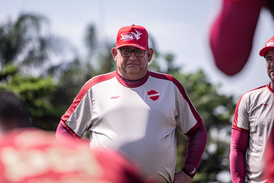 Guto Ferreira fala em união no Vila após sucesso na Série B