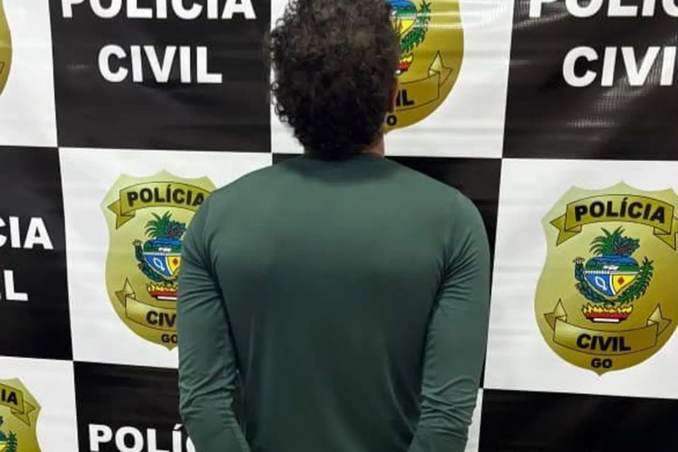 Homem foi preso em flagrante suspeito de agredir uma mulher e descumprir medida protetiva em Alto Paraíso de Goiás (Foto: Divulgação/PCGO)