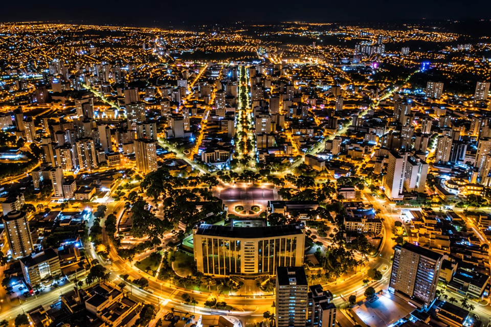 Vista aérea noturna de Goiânia, com destaque para a região central da capital (Foto: Prefeitura de Goiânia)