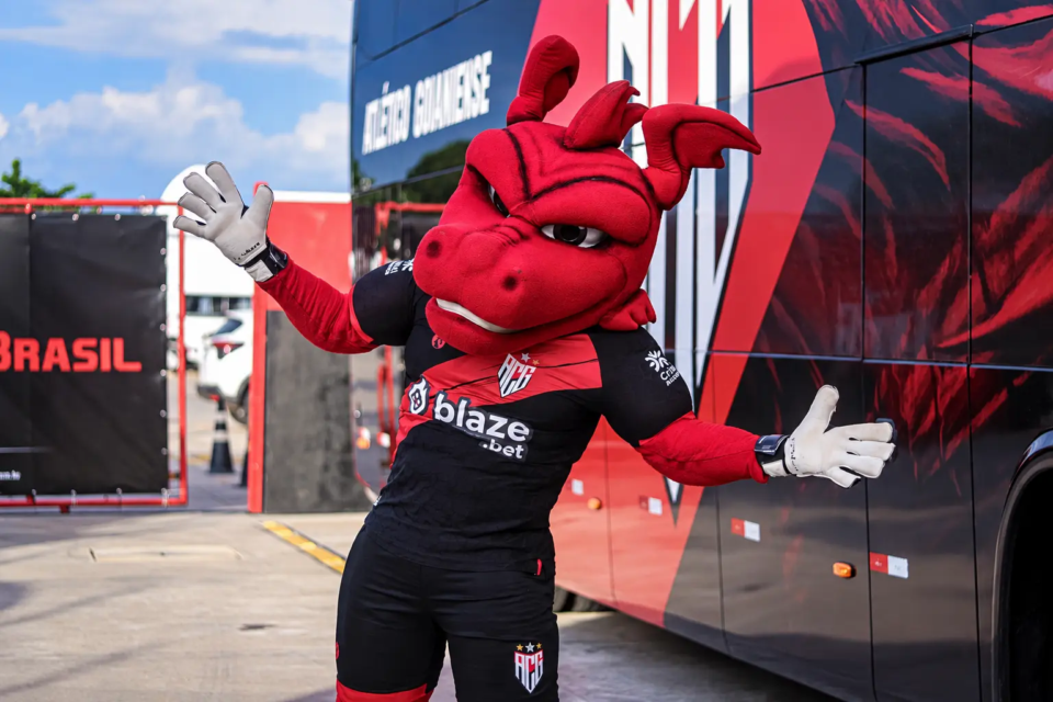 Mascote do Atlético-GO representa o Dragão, símbolo que acompanha a identidade do clube desde a década de 1940 (Foto: Divulgação/Atlético-GO)