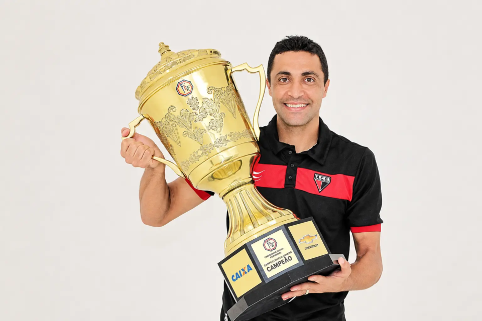 Ex-zagueiro Lino com a taça do Campeonato Goiano de 2014, conquista que deu origem ao nome Dragolino (Foto: Acervo Atlético Goianiense)