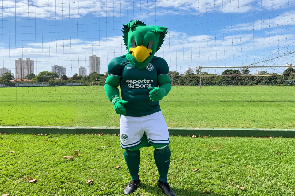 
Periquito, mascote do Goiás Esporte Clube, posa no centro de treinamento alviverde com o uniforme esmeraldino em registro recente do clube (Divulgação/Goiás EC)