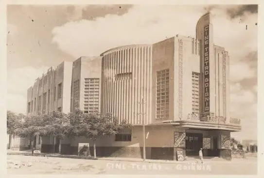 Cine Teatro Goiânia em registro da década de 1940, pouco depois da inauguração, com fachada em art déco que marcou a arquitetura da nova capital goiana (Foto: Goiânia, ontem e hoje)
