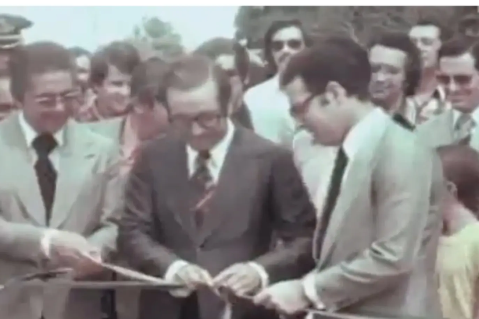 Autoridades participam do corte da fita durante a inauguração do Conjunto Residencial Parque das Laranjeiras, em Goiânia, na década de 1970 (Reprodução/YouTube)