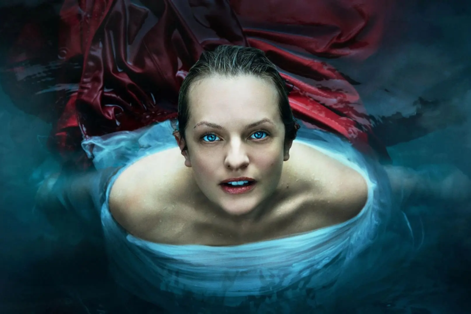 Protagonista de O Conto da Aia em imagem promocional da série, marcada pelo contraste visual entre vermelho e azul (Foto: Disney/Hulu)