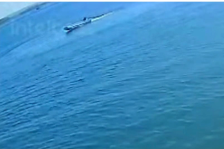 Embarcação no Lago das Brisas, em Buriti Alegre, antes do acidente que deixou um homem morto e uma criança de 4 anos desaparecida (Foto: Reprodução/Instagram)