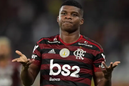 Vila Nova negocia com atacante ex-Flamengo