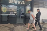Suspeito conduzido por policial à DERFRVA, em Goiânia