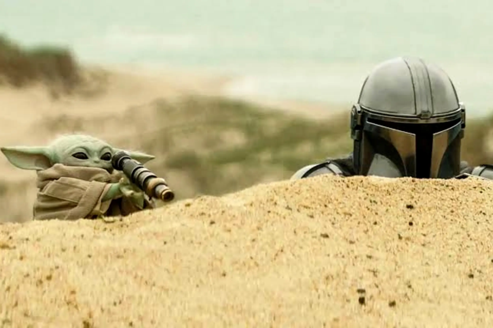 Grogu e o Mandaloriano em cena de The Mandalorian, produção do universo Star Wars (Foto: Disney/Lucasfilm)