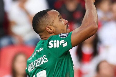 Marlon Freitas comemora gol em vitória do Palmeiras sobre a LDU