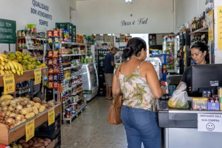 Movimento em minimercado de bairro, segmento que representa 64,1% dos estabelecimentos supermercadistas em Goiás (Foto: Fernanda Cappellesso)