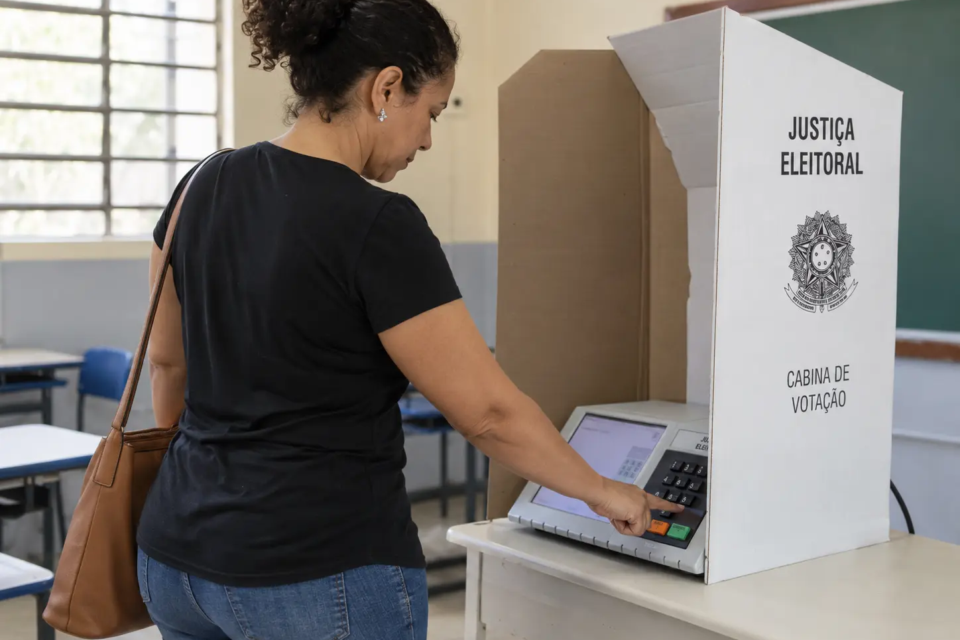 Mulher Votando em Cabina Eleitoral