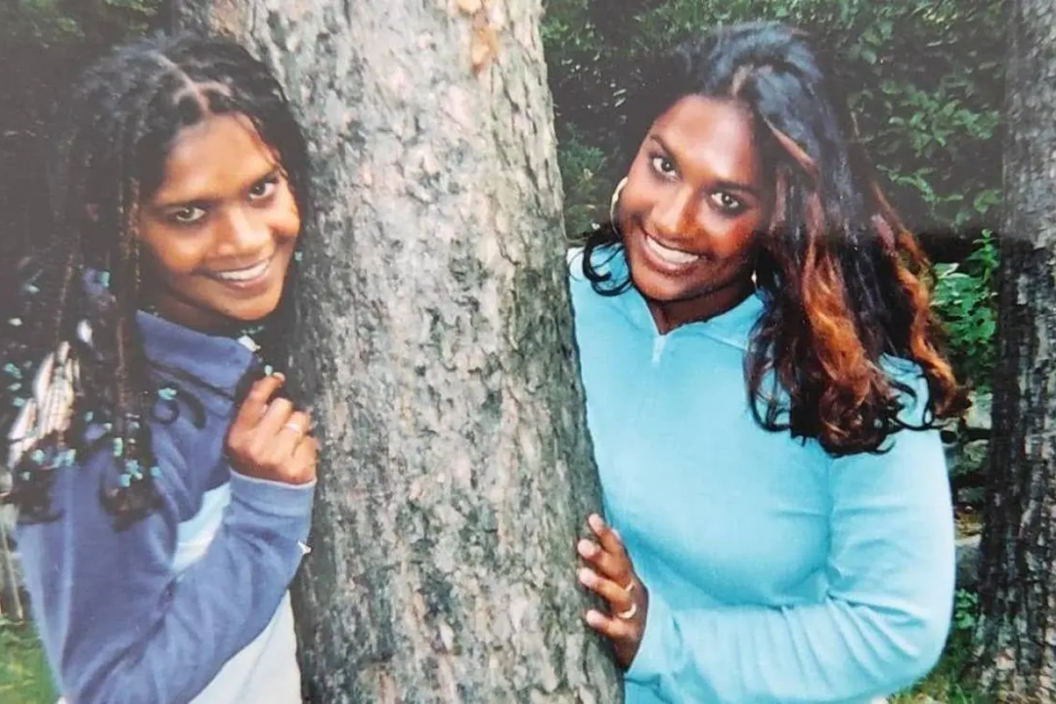 Adotadas por fam&iacute;lias diferentes, amigas descobrem 30 anos depois que s&atilde;o irm&atilde;s de sangue: "nossa intui&ccedil;&atilde;o estava certa"
