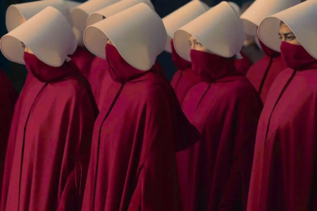 Aias aparecem reunidas com os trajes vermelhos e as toucas brancas que simbolizam a hierarquia feminina em Gilead, universo de O Conto da Aia (Foto: Disney/Hulu)